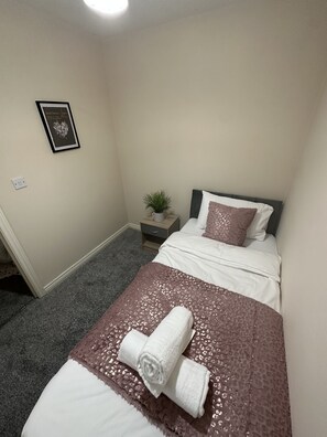3 bedrooms, iron/ironing board, free WiFi, bed sheets - City Airport Apartment  (Manchester)