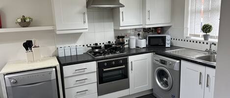 Kjøleskap, mikrobølgeovn, ovn og kokeplater