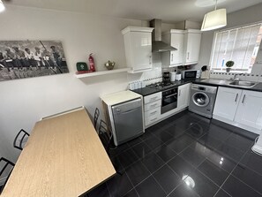 Kjøleskap, mikrobølgeovn, ovn og kokeplater