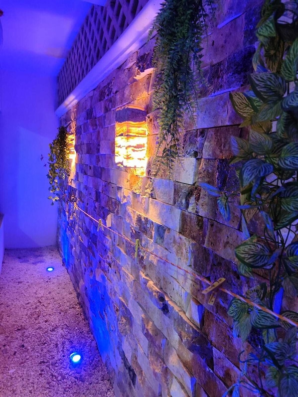 1 habitación, cortinas blackout y tabla de planchar con plancha