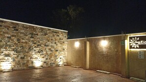 A stone wall with a sign for 'Chan Kiinn'. - Departamentos Chan Kiin (Valladolid)