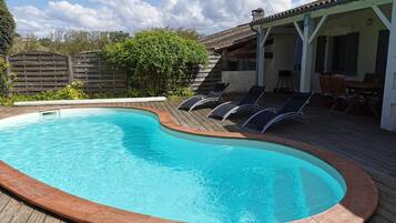 Een buitenzwembad en een verwarmd zwembad