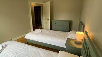 3 slaapkamers, een strijkplank/strijkijzer, reisbedje, gratis wifi