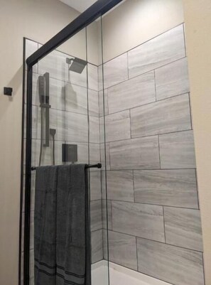 Shower, hair dryer, towels, soap - Nestled within the beautiful hills of Lake of the Ozarks at Old Kinderhook! (Camdenton)