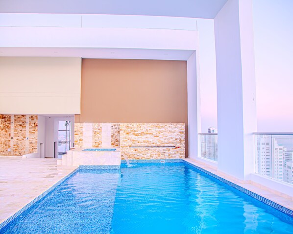 Una piscina cubierta