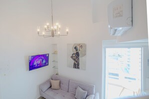 Apartamento básico | Área de estar | Smart TV 42 polegadas com canais a cabo