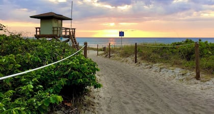 Gated Delray Beach cottage, dog friendly, 0,8 walk to downtown 1.8 to beach