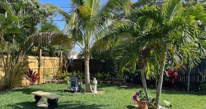 Charming cottage, fast WIFI, dog OK, Fenced & Gated, walk to Ave, 8 min to beach