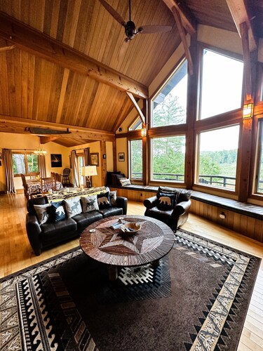 Pine Haven Retreat overlooking Whiteface-privacy, amenities & views. Sleeps 8-12