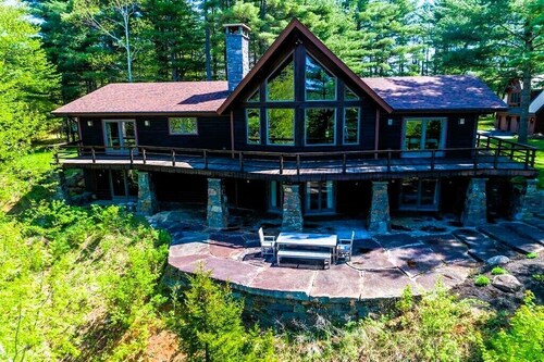 Pine Haven Retreat overlooking Whiteface-privacy, amenities & views. Sleeps 10