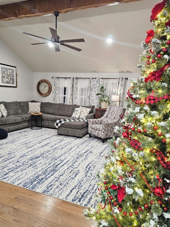 Smart TV - CHRISTMAS AT PENION HOME! HOT TUB FOR 6/7 - SPACIOUS YARD FOR KIDS! (Austin)