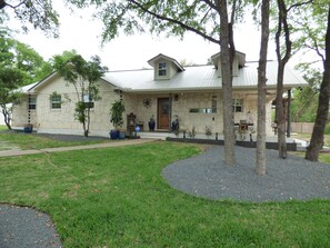 Exterior - CHRISTMAS AT PENION HOME! HOT TUB FOR 6/7 - SPACIOUS YARD FOR KIDS! (Austin)