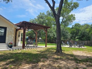 Outdoor dining - CHRISTMAS AT PENION HOME! HOT TUB FOR 6/7 - SPACIOUS YARD FOR KIDS! (Austin)