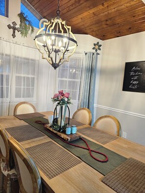 Dining - CHRISTMAS AT PENION HOME! HOT TUB FOR 6/7 - SPACIOUS YARD FOR KIDS! (Austin)