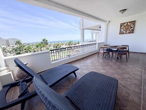 Outdoor dining - Casa Blanca C306 Pet Friendly Ocean View Retreat (Puerto Peñasco)
