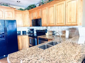 Geladeira, micro-ondas, fogão, cooktop