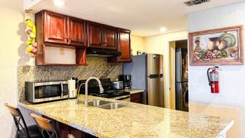 Réfrigérateur, micro-ondes, four, plaque de cuisson