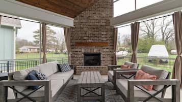 電視、壁爐、足球機