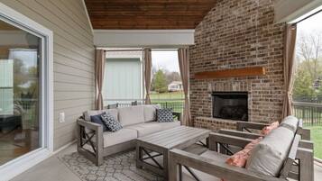 電視、壁爐、足球機