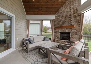 Fernseher, Kamin, Tischfußball