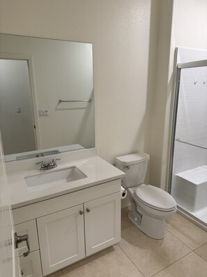 Shower, towels, soap, shampoo - Luxurious 1200+ sqft Retreat: Your Ultimate Getaway (Menifee)