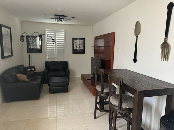 Living area - Luxurious 1200+ sqft Retreat: Your Ultimate Getaway (Menifee)