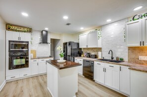 Refrigerador, microondas, horno, placa de cocina