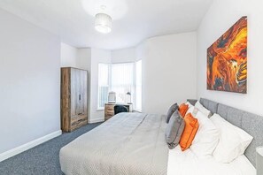 3 bedrooms, WiFi, bed sheets - Liverpool 3 Bedroom Holiday Home (Liverpool)