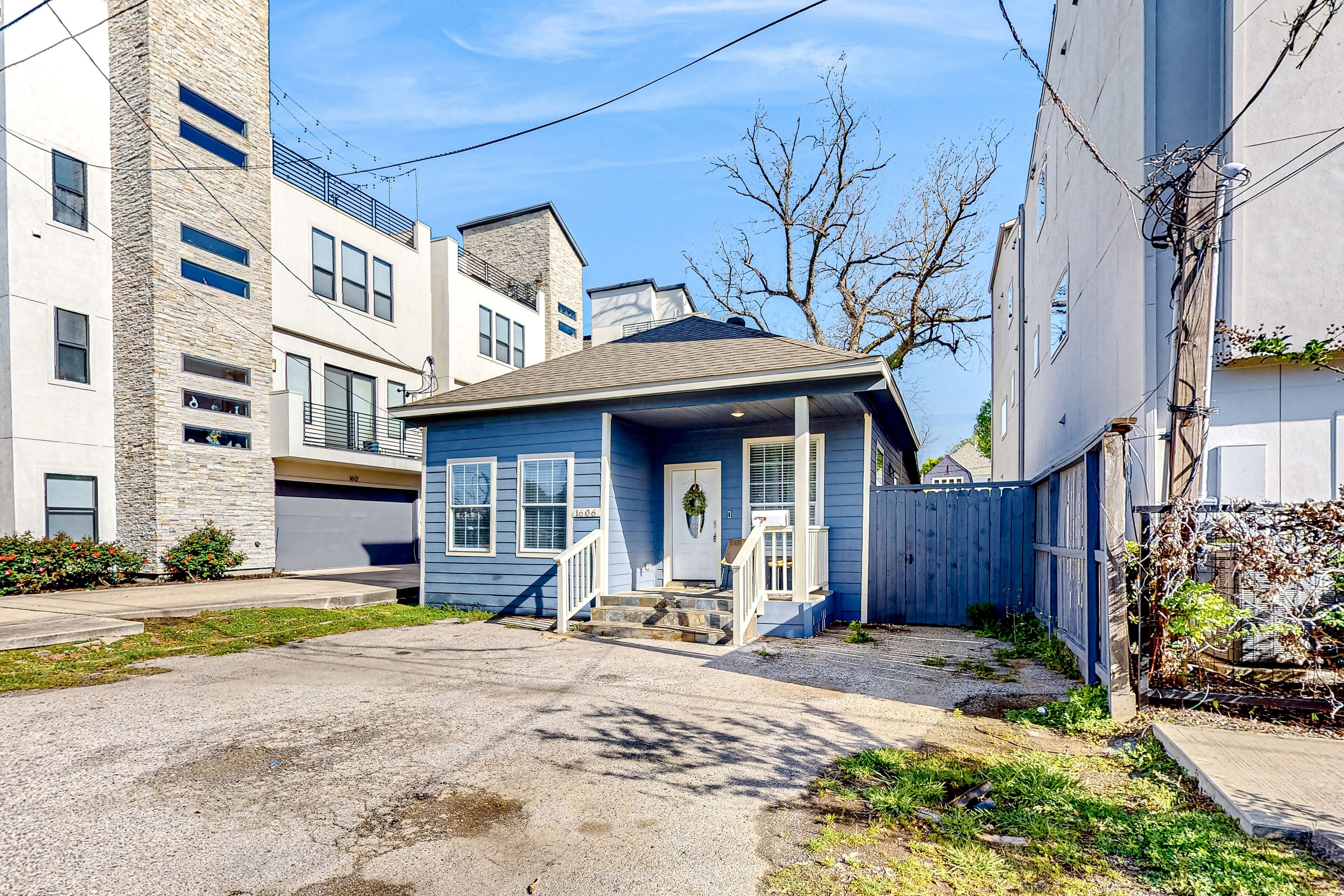 Cozy, comfortable, modern studio in convenient location near downtown