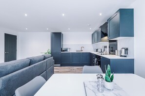 ثلاجة، ميكروويف، فرن، موقد طهي مسطح