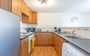 Fridge, microwave, oven, stovetop - Two Bed Apt near the Airport (Liverpool)