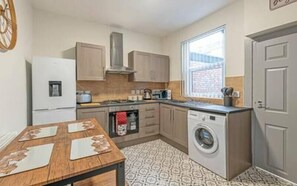 Geladeira, micro-ondas, fogão, cooktop