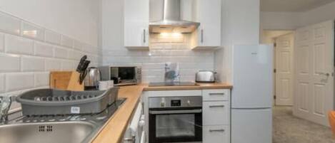 冷蔵庫、電子レンジ、オーブン、コンロ