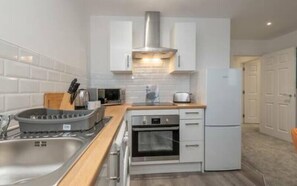 Fridge, microwave, oven, stovetop - 1 bedroom apartment in wakefield (Wakefield)