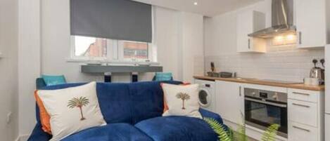 冷蔵庫、電子レンジ、オーブン、コンロ