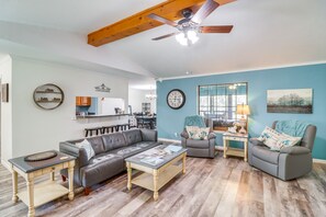 TV, fireplace, DVD player, books - Fairfield Bay Home On Golf Course w/ Fenced Yard! (Fairfield Bay)