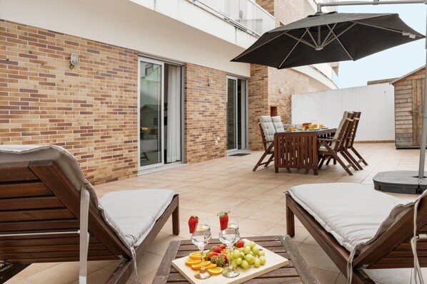 Outdoor dining - Golden Terrace Delight (Leiria)