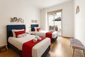 3 bedrooms, iron/ironing board, travel cot, free WiFi - Golden Terrace Delight (Leiria)