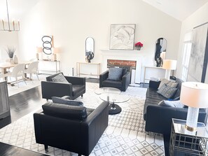 TV connectée, cheminée, livres, imprimantes