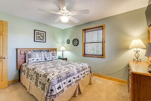 3 bedrooms, iron/ironing board, Internet, bed sheets - Pet-Friendly Hiawassee Cabin w/ Lake Views & Sauna (Hiawassee)