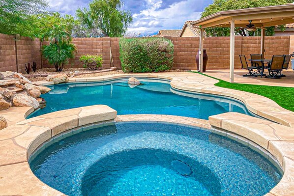 A heated pool - Desert charmer with enclosed yard, heated pool, smart TVs, W/D, & full kitchen (Apache Junction)