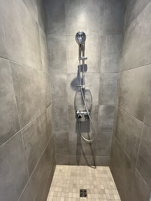 Ducha, secador de pelo, toallas, jabón