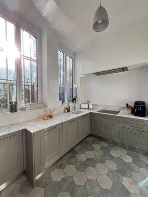 Kylskåp, mikrovågsugn, ugn och spishäll