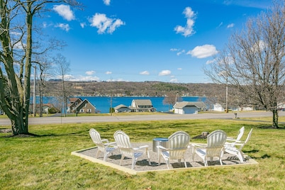 Relaxing Lakeview Retreat! Pool, Hot Tub, Firepit, Gameroom Perfect for Groups, 