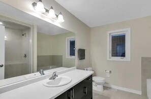 Shower, hair dryer, towels, soap - Detached 4 Bedroom (Brant)