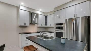 Cookware/dishes/utensils, paper towels