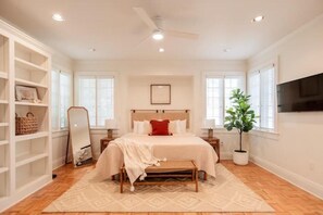 4 Schlafzimmer, Schreibtisch, Bügeleisen/Bügelbrett, Reisekinderbett