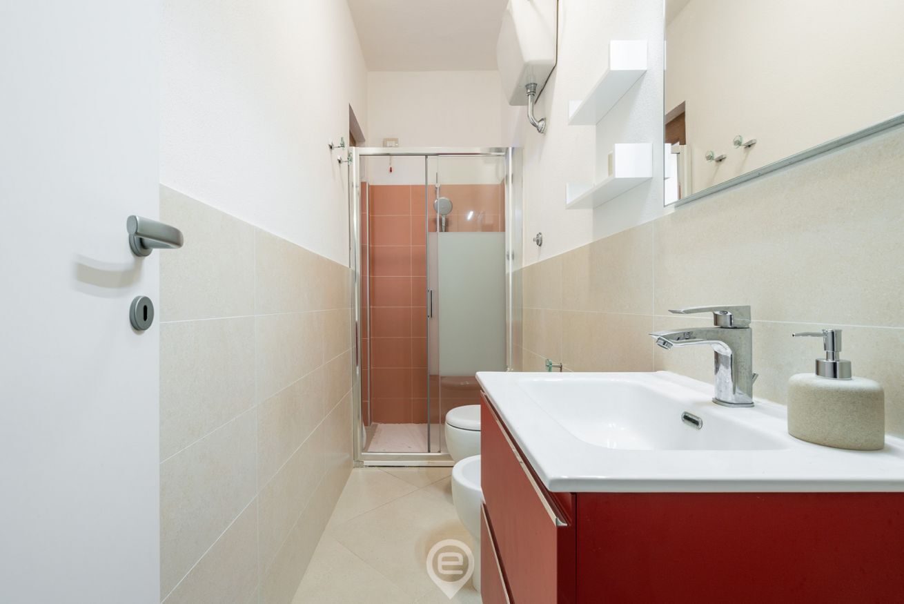 Ein modernes Badezimmer mit Dusche, Toilette und Waschbecken.
