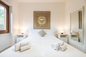 5 bedrooms, iron/ironing board, WiFi, bed sheets