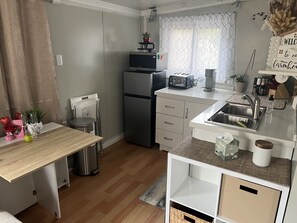 Réfrigérateur, micro-ondes, plaque de cuisson, cafetière/bouilloire